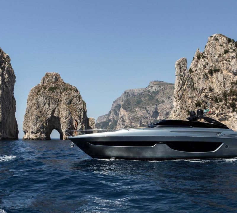 chartering a yacht in capri
